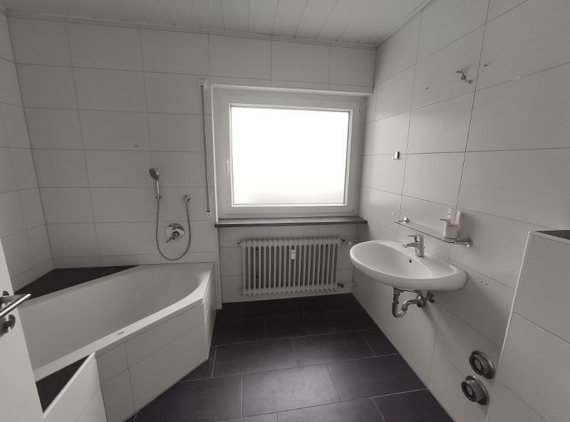 3- Zi. DG Wohnung mit 2 Balkonen und Garage