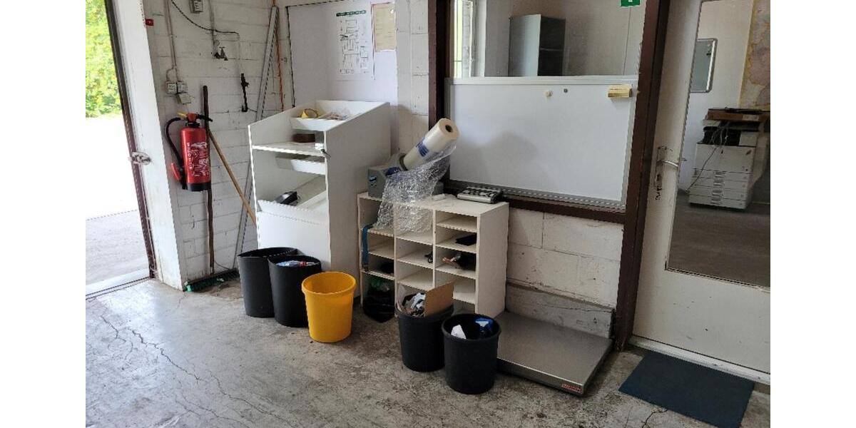 Gewerbehalle, Produktions- oder Lagerhalle mit Büro zimmer