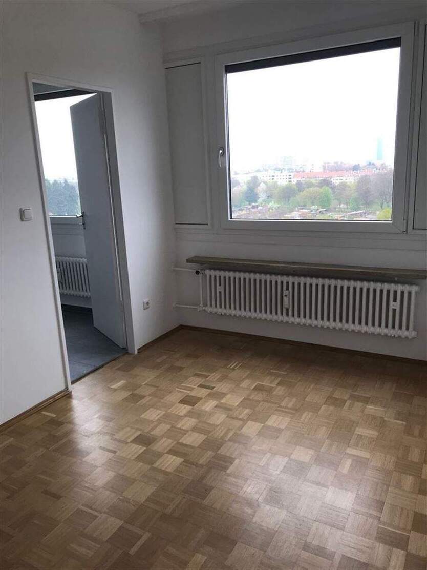 Schwabing ruhige 3,5 Zimmer Wohnung Küche Esszimmer 102m² Loggia, Parkett, komplett renoviert Aufzug 3 zimmer