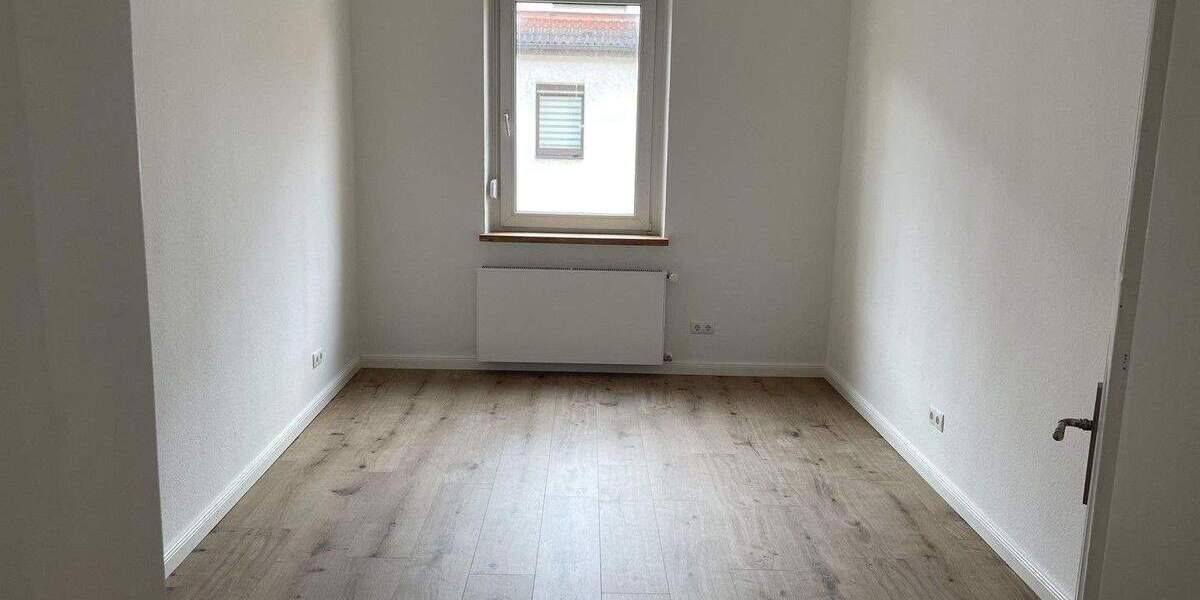 Sanierte 4-Zimmer-Wohnung mit 108 m² im 1. OG - zusätzliche EG-Wohnung im Haus verfügbar 4 zimmer
