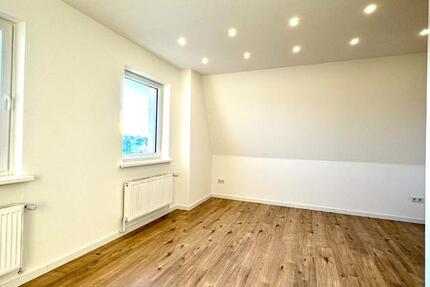 Neu sanierte Dachgeschosswohnung mit Einbauküche 1.5 zimmer