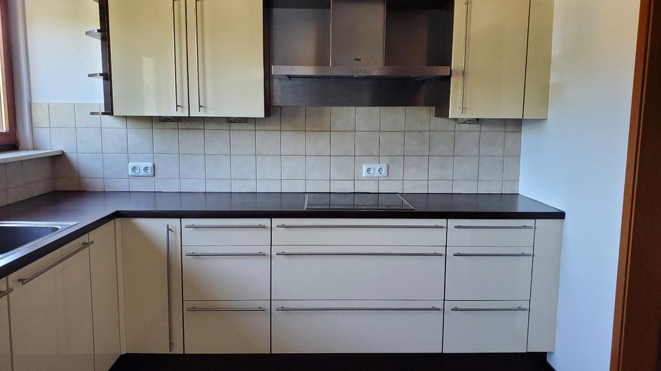 Großzügige 3-Zimmer-DG-Wohnung mit Einbauküche zimmer