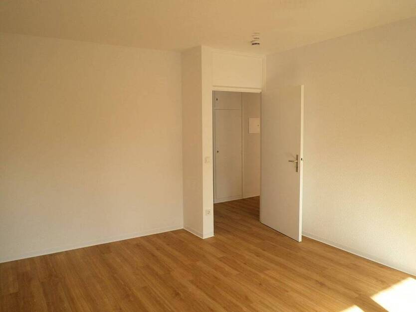 *City-Wohnung im Grünen* renovierte 3 Zimmer mit Balkon, guter Schnitt, Tageslichtbad mit Wanne