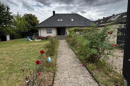 Großzügiges HausVilla ab Okt.2025 zu Vermieten. Kaltmiete 2160€ 8 zimmer