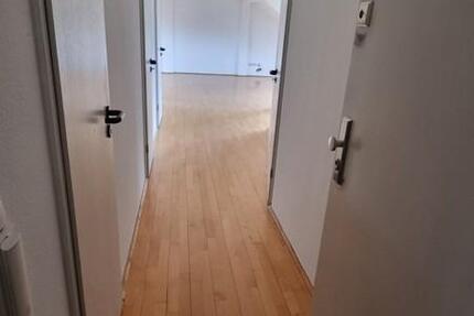 Tolle Dachgeschosswohnung mit großem Wohnraum und Parkettboden zimmer