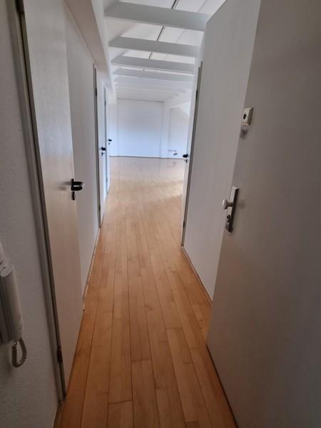 Tolle Dachgeschosswohnung mit großem Wohnraum und Parkettboden zimmer