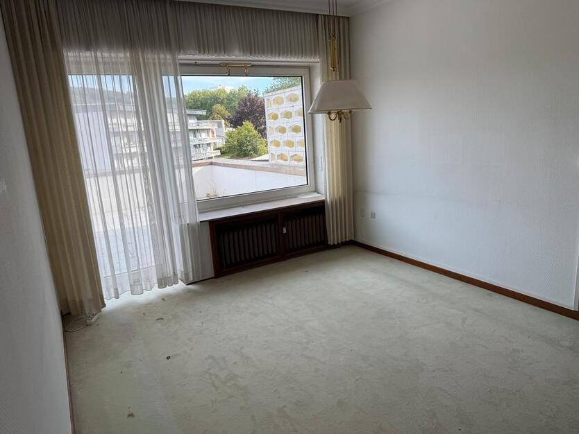 Wohnung zu vermieten. 126 m². 1000 € Kaltmiete 1250 warmmiete