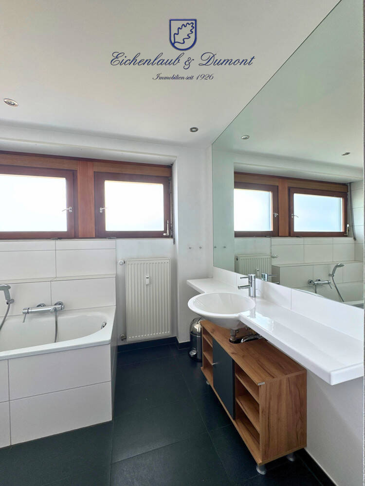 Großzügige Wohnung mit EBK, eigenem Eingang, Garten & 2 Stellplätzen