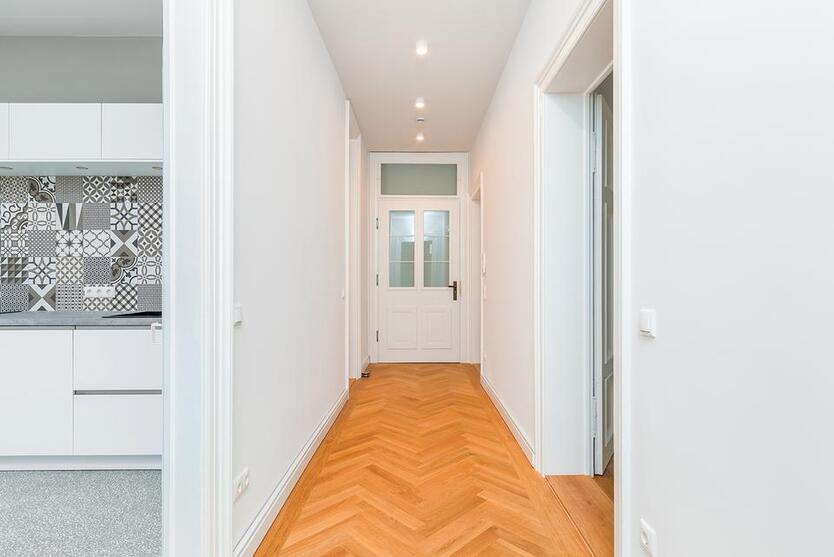 5-Zimmer-Wohnung im ersten Obergeschoss einer herrschaftlich sanierten Jugendstilvilla mit Balkon zimmer