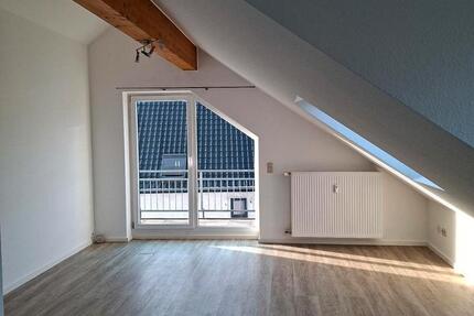 Helle 3-Zimmer 77qm Dachgeschosswohnung mit hohen Decken + Balkon 3 zimmer