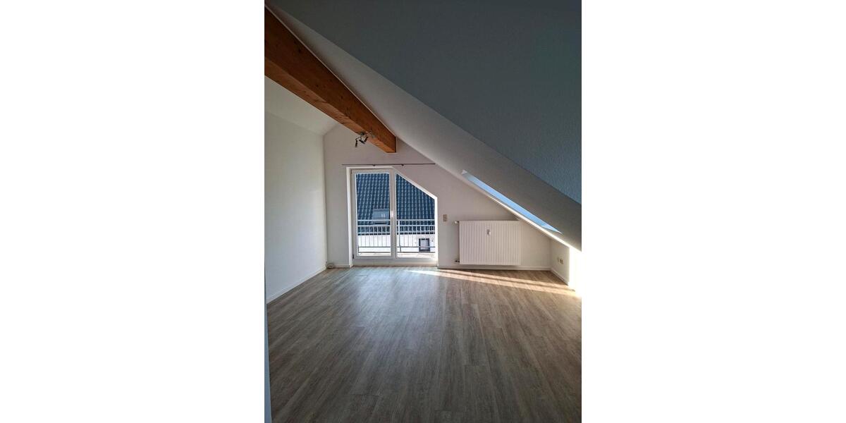 Helle 3-Zimmer 77qm Dachgeschosswohnung mit hohen Decken + Balkon 3 zimmer