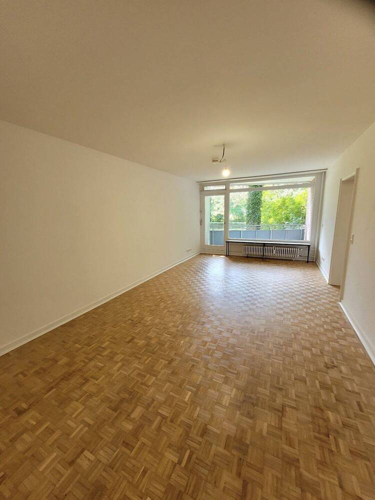 Neue Familie gesucht für Wohnung mit Balkon und frisch saniertem Wannenbad.