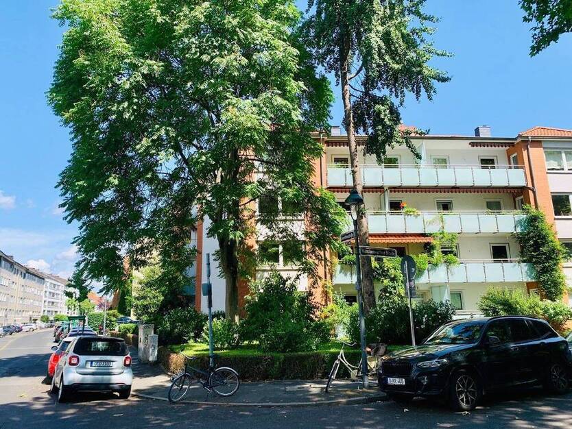 Renovierte 2-Zimmer-Wohnung mit 2 Balkonen 2 Stellpl. in Bestlage von D-Oberkassel