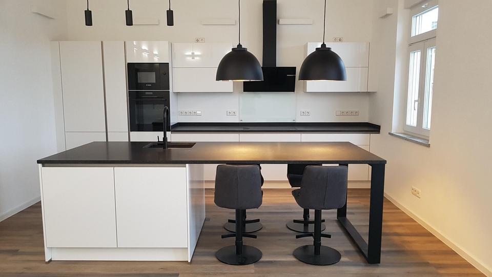 Dachgeschoßwohnung Hof Altstadt - 4 Zimmer, 100 m&sup2;, 1.250&euro; | Angebot:26470993