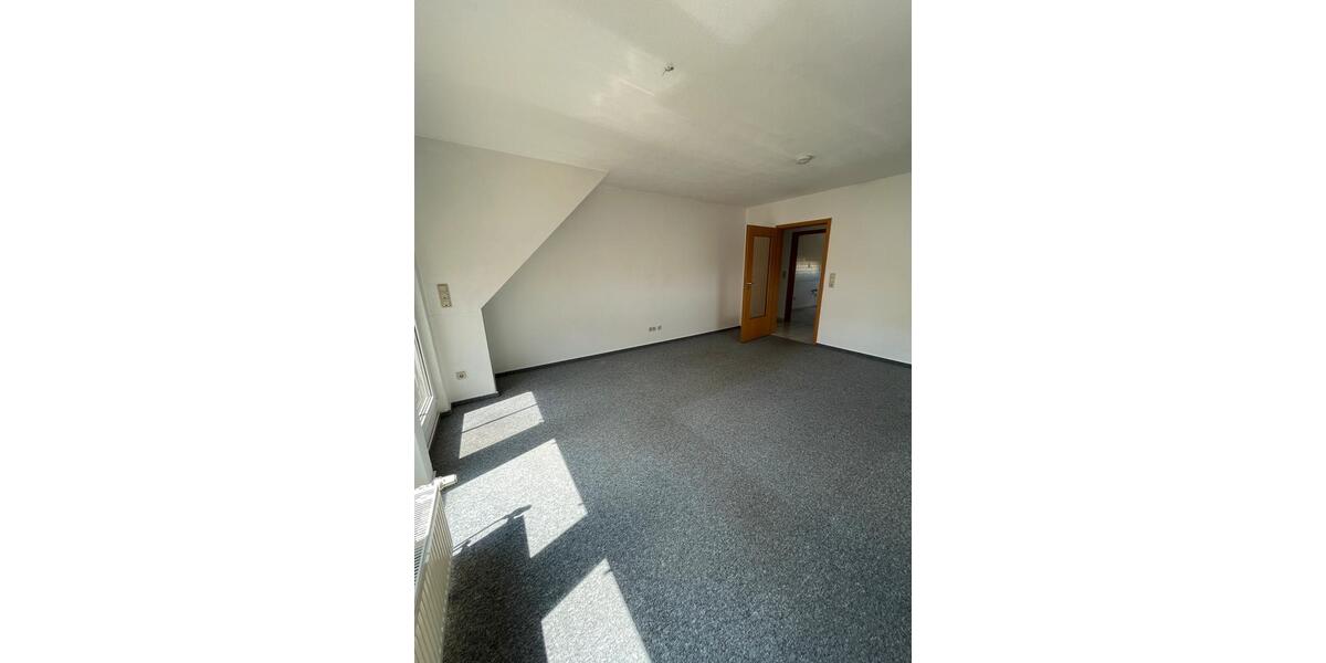 helle 3 Raum-Dachgeschosswohnung mit Balkon, Stellplatz und Rollläden in ruhiger Lage 3 zimmer