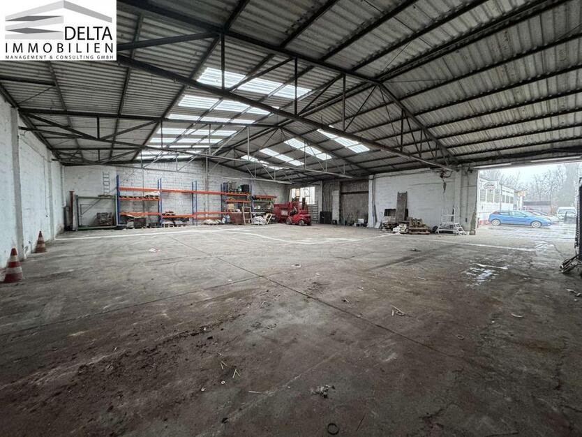 Tolle 460m² Halle mit 5 m großen Tor. Bürofläche sowie Sozialräume können separat angemietet werden.