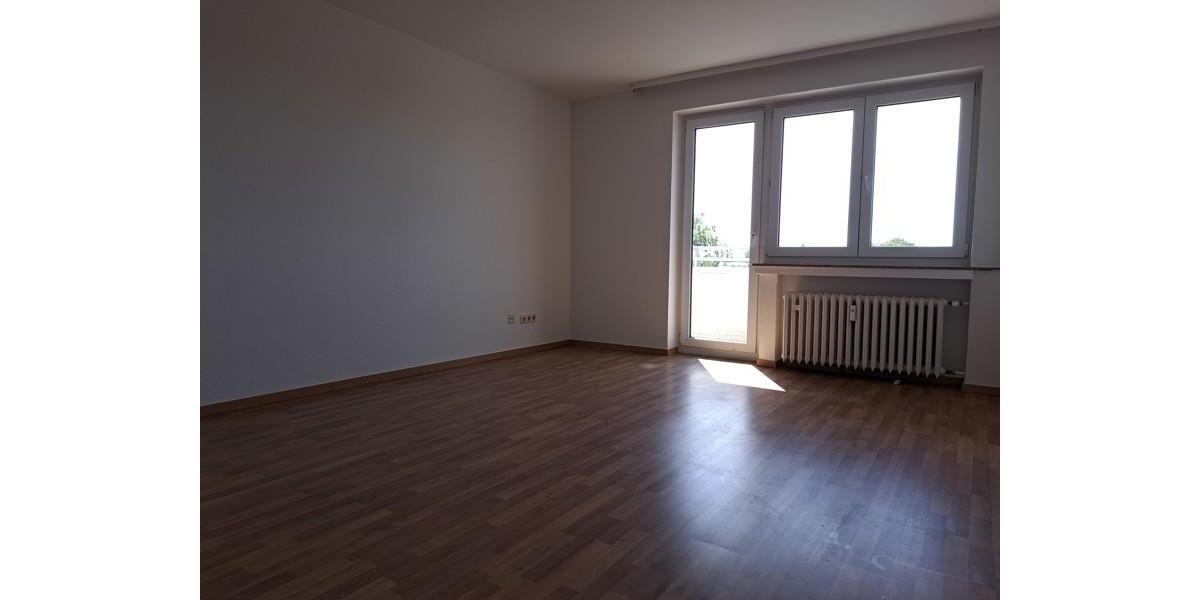 ***Große 2-Raum-Wohnung... renoviert und bezugsfertig mit Laminat und Balkon*** 2 zimmer