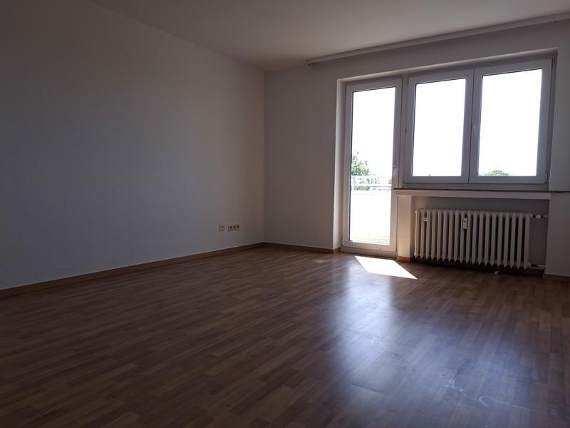 ***Große 2-Raum-Wohnung... renoviert und bezugsfertig mit Laminat und Balkon*** zimmer