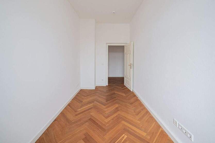 Komfortable Wohnung in mondänem Altbau in Elbnähe. Balkon, Parkett, und Tageslichtbad mit Wanne. 3 zimmer