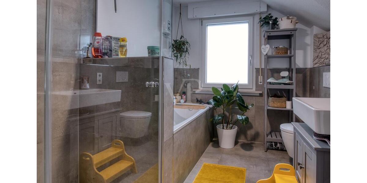 Dachgeschoßwohnung Lohmar - 3 Zimmer, 122 m&sup2;, 1.280&euro; | Angebot:25304414