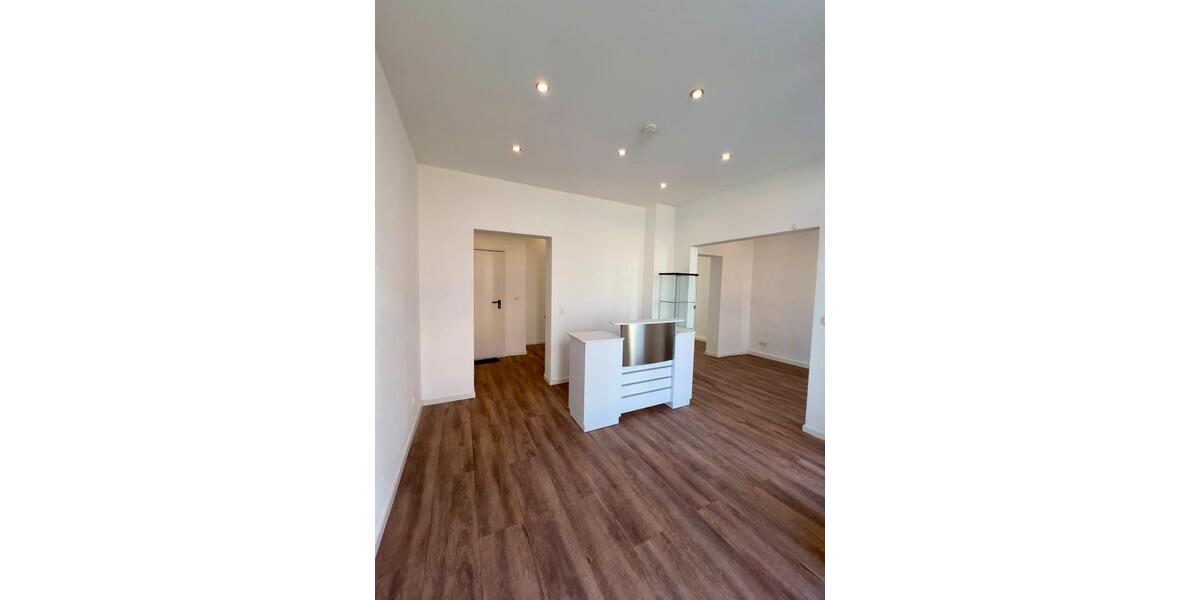 TOP LAGE! Schicke Gewerbeeinheit am Rudolfplatz mit Parkplatz zimmer