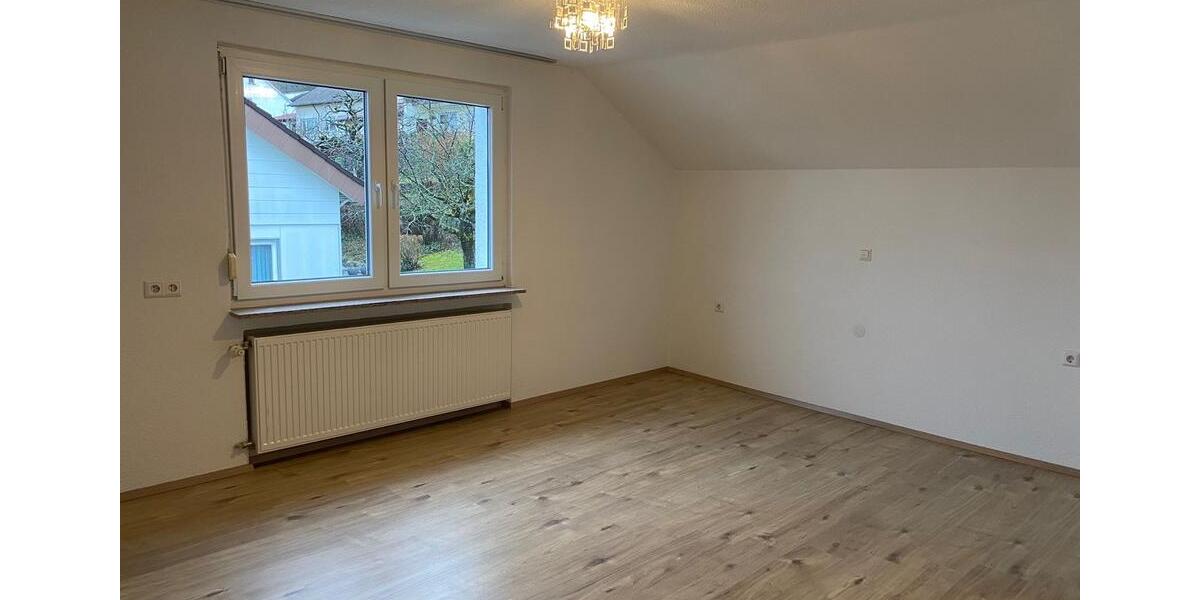 Dachgeschoßwohnung Dettingen an der Erms - 3 Zimmer, 76 m&sup2;, 870&euro; | Angebot:26640257