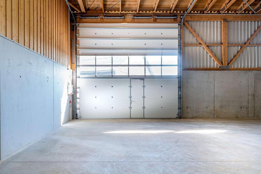*Neuwertige Lagerhalle zwischen Straubing und Plattling*