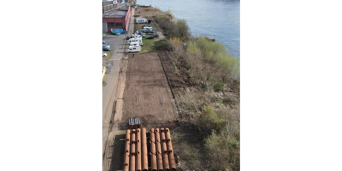 Lager- und Freifläche mit Industrie-Kran am Rhein in 56598 Rheinbrohl zimmer