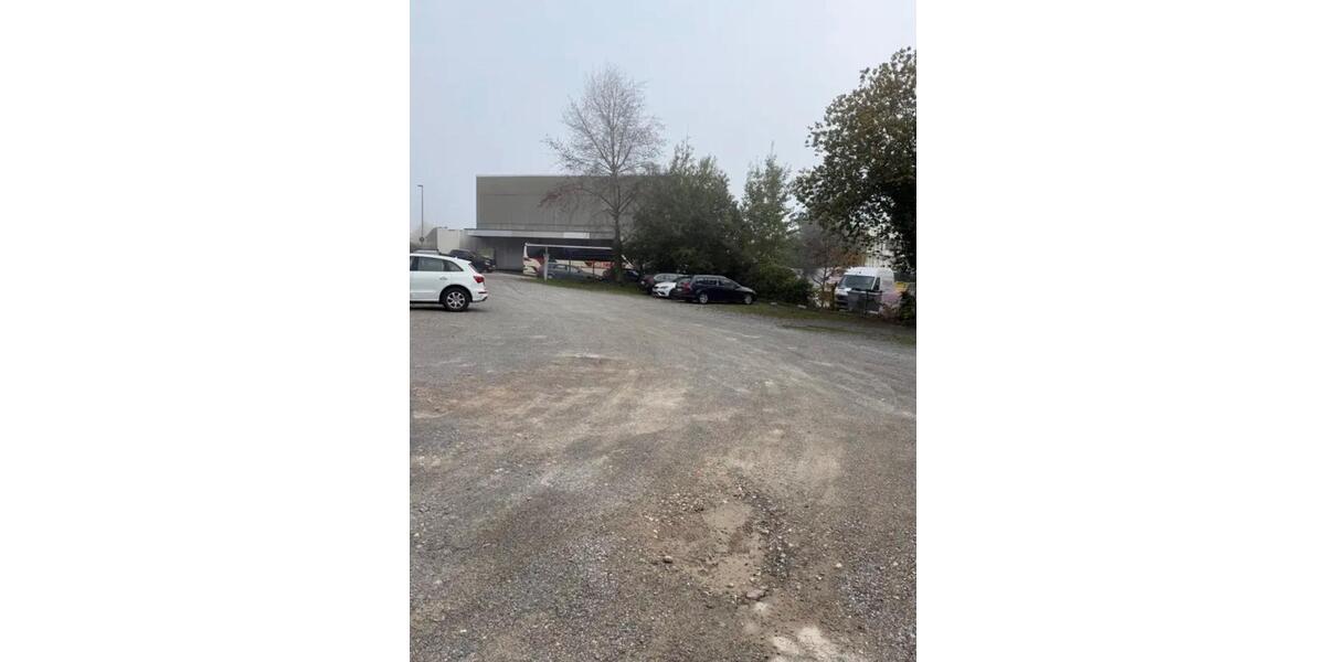 Attraktive Produktionsfläche mit Büros, Bädern und Parkplätzen zimmer