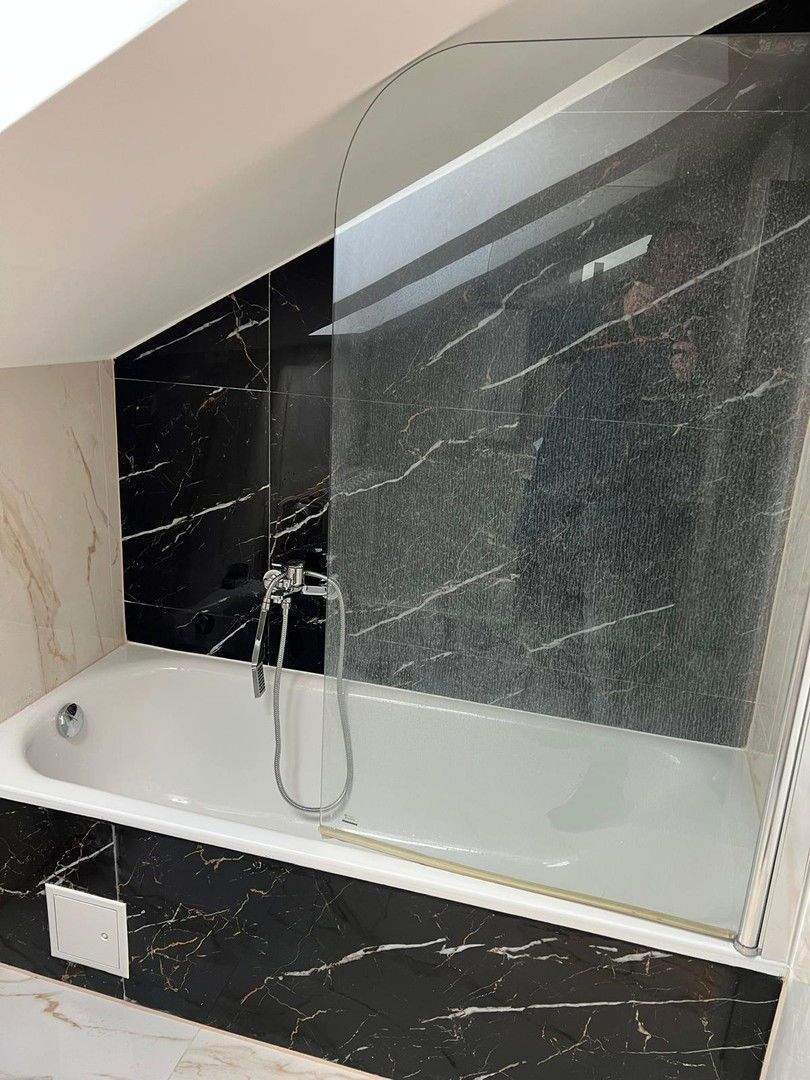 Frisch renovierte Dachgeschosswohnung inkl. Einbauküche 2 zimmer