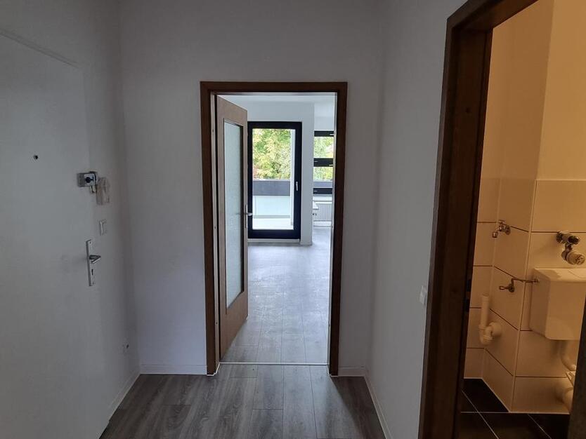 Gut geschnittene 2-Zimmer-Wohnung mit Balkon in gepflegtem Zustand zimmer