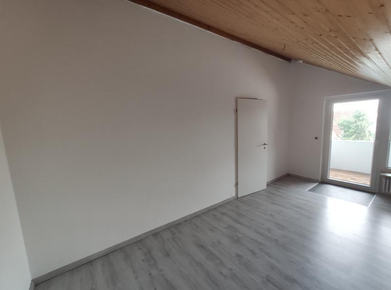 3- Zi. DG Wohnung mit 2 Balkonen und Garage