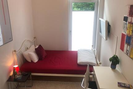 Zimmer mit Wlan, TV, eigenes kleines Badezimmer mit Toilette und Waschbecken, Gemeinschaftlich Küche und Dusche, Waschmaschine, Terrasse, Garten zimmer