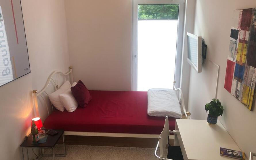 Zimmer mit Wlan, TV, eigenes kleines Badezimmer mit Toilette und Waschbecken, Gemeinschaftlich Küche und Dusche, Waschmaschine, Terrasse, Garten zimmer