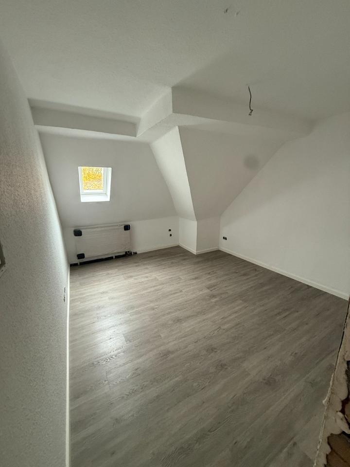 Neu renovierte DG Wohnung in attraktiver Lage zimmer