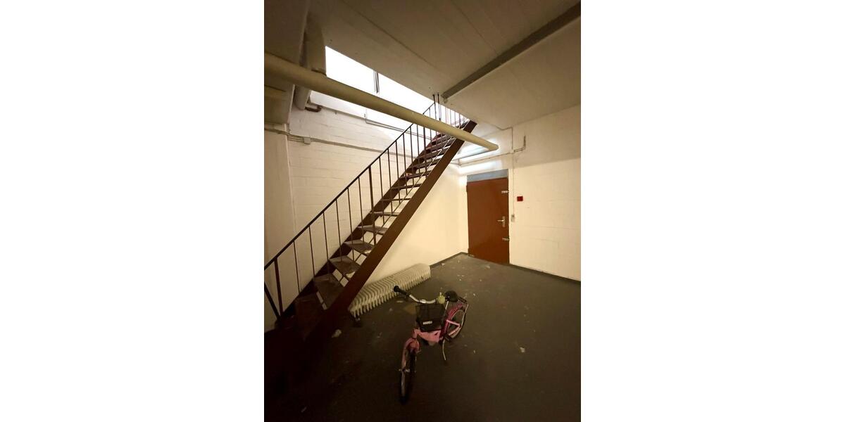 Erdgeschoss-Gewerbefläche mit großer Fensterfront zimmer