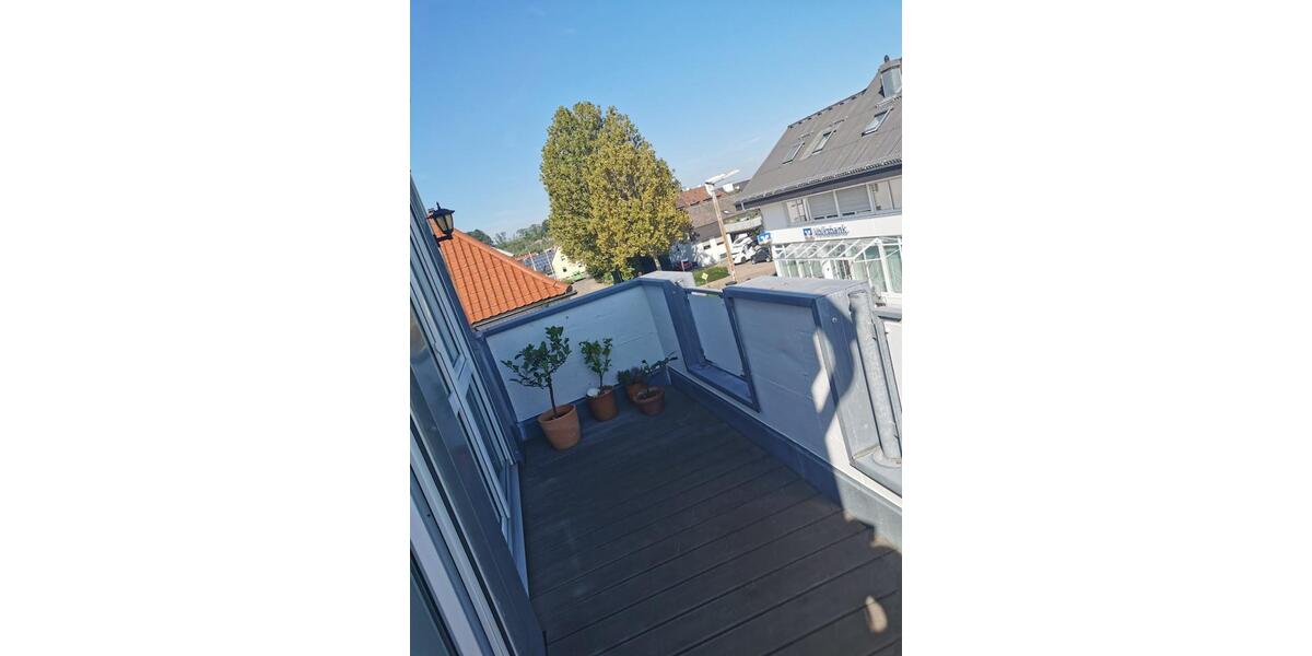 Helle 2 Zimmer DG Wohnung mit Balkon und Garage 2 zimmer