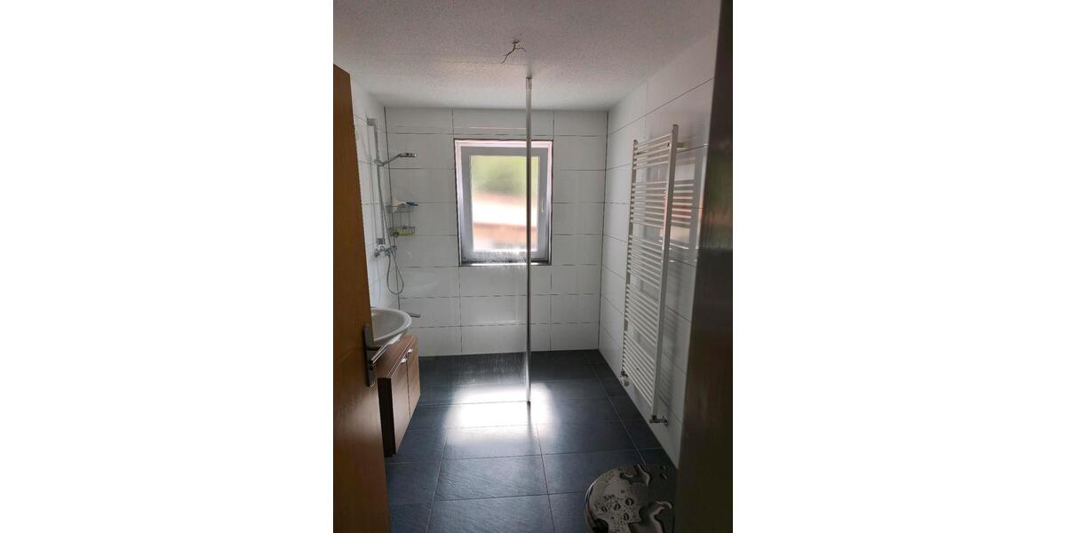 Helle 3-Zimmer-Wohnung mit Balkon – 90 m2 im Erdgeschoss 3 zimmer