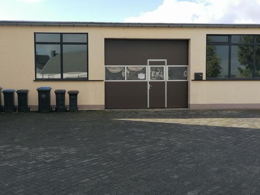 Lager und Produktionshalle mit WC und Büro zu vermieten