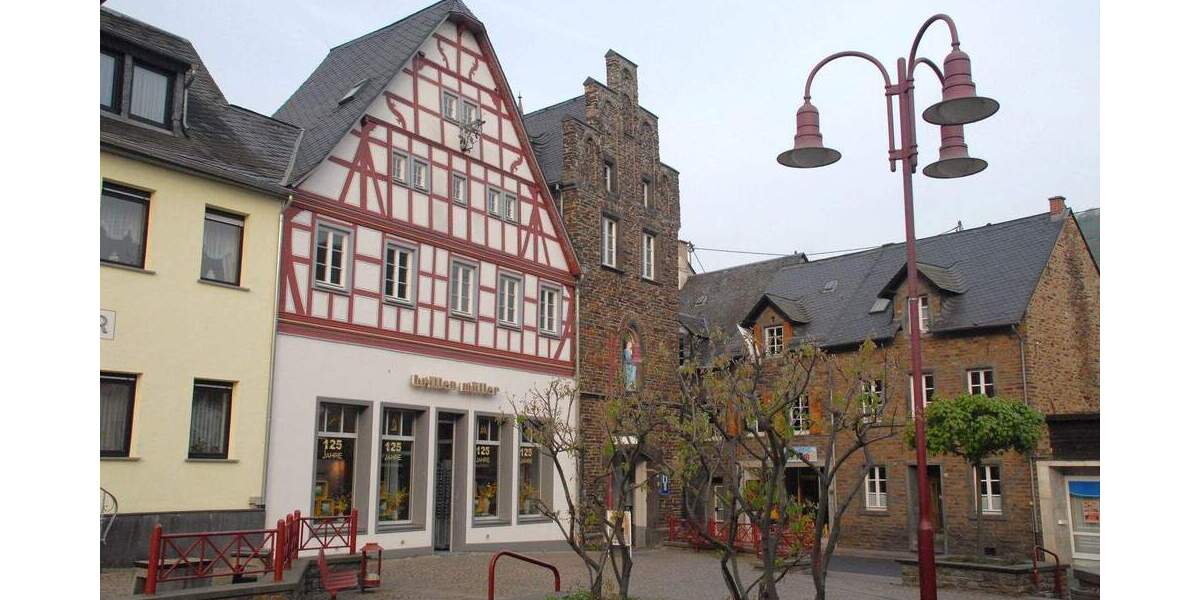 Stilvolles Wohnen im Zentrum Treis-Kardens. Moselnähe. Hoher Freizeitwert. Hochwertige Einbauküche. 4 zimmer