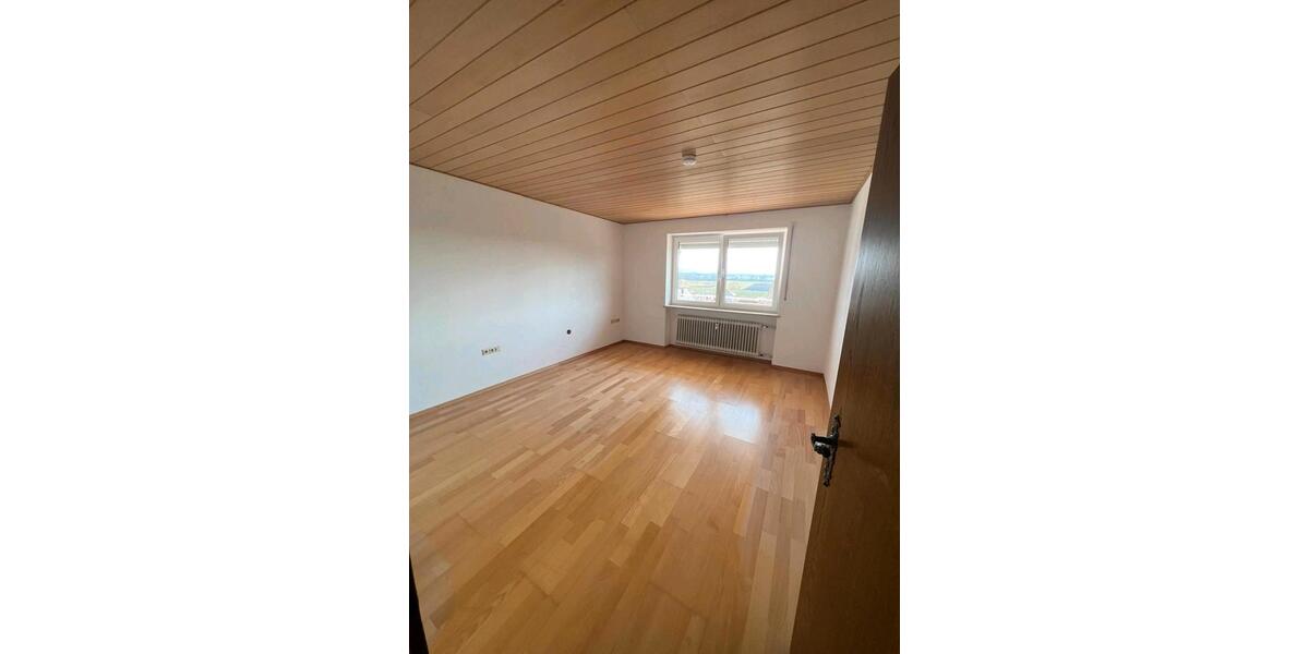 Hochparterre Bruckberg - 5 Zimmer, 120 m&sup2;, 1.200&euro; | Angebot:26444208