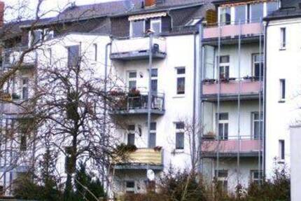 Günstige und DG 3-Zimmer mit Wanne, Abstellraum, Balkon und Laminat in guter Lage!