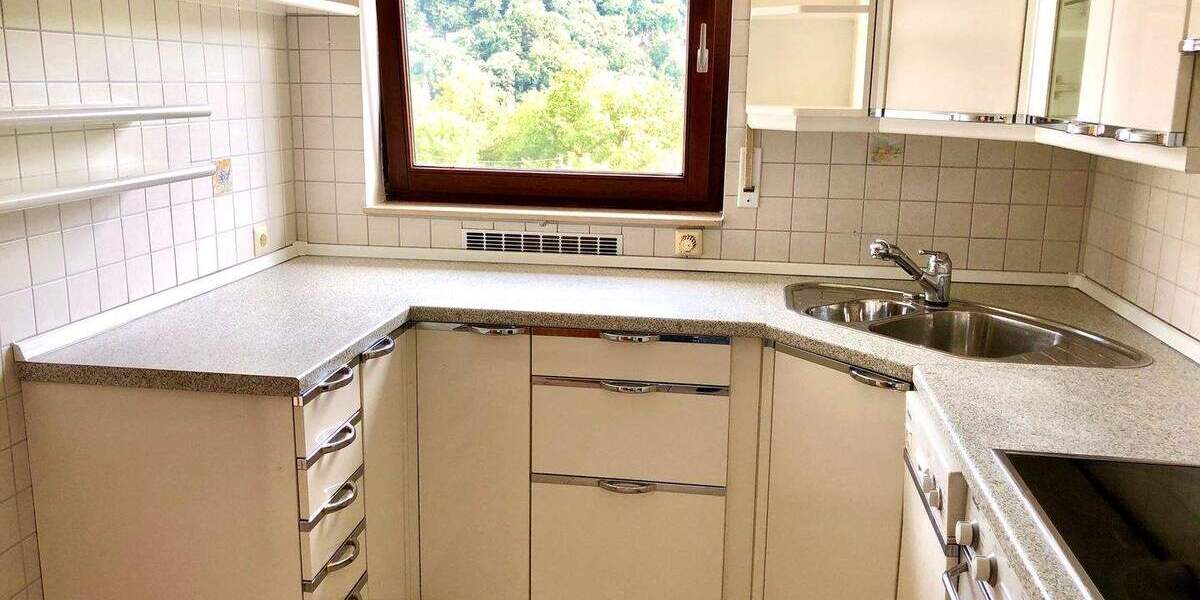 LÄNDLICH: TRAUMAUSSICHT, GROSSES FAMILIENHAUS, EINBAUKÜCHE, 2 STELLPLÄTZE 6 zimmer