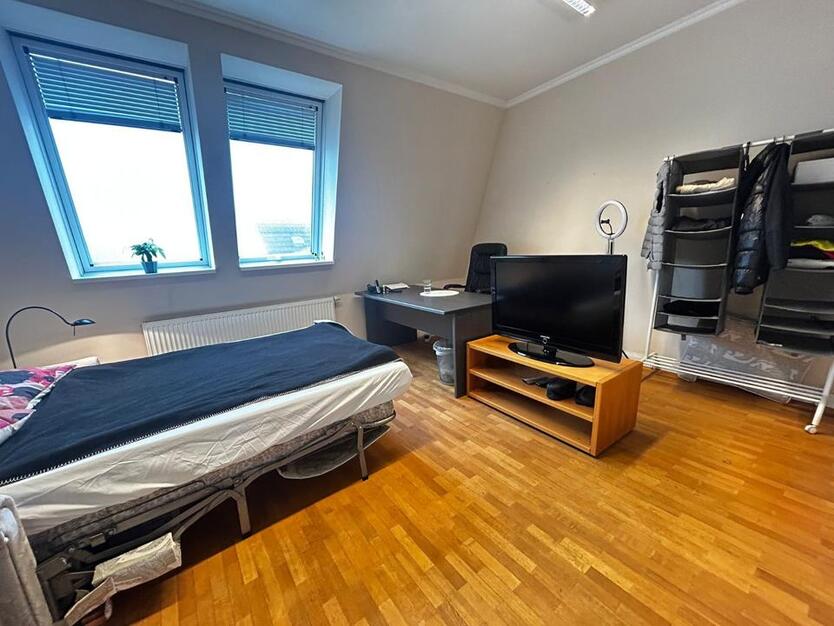Dachgeschoss Zi.,möbliert, in Charlottenburger WG zimmer