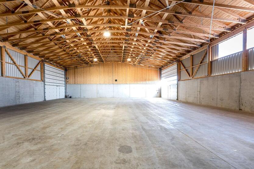 *Neuwertige Lagerhalle zwischen Straubing und Plattling*