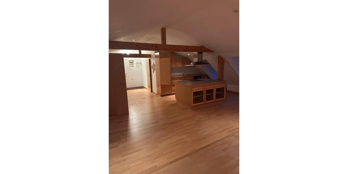 Dachgeschoßwohnung Vilsbiburg - 5 Zimmer, 130 m&sup2;, 1.200&euro; | Angebot:24346833