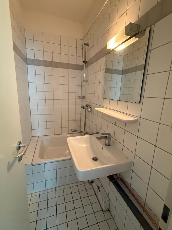 Voll Möbliertes Wg Zimmer mit eigener Küche & Bad