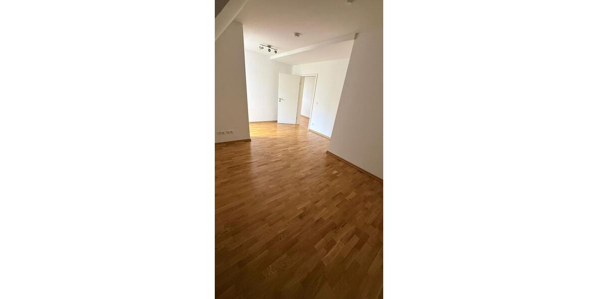 Dachgeschoßwohnung Schwerin Friedrichsthal - 4 Zimmer, 137 m&sup2;, 1.370&euro; | Angebot:25855164