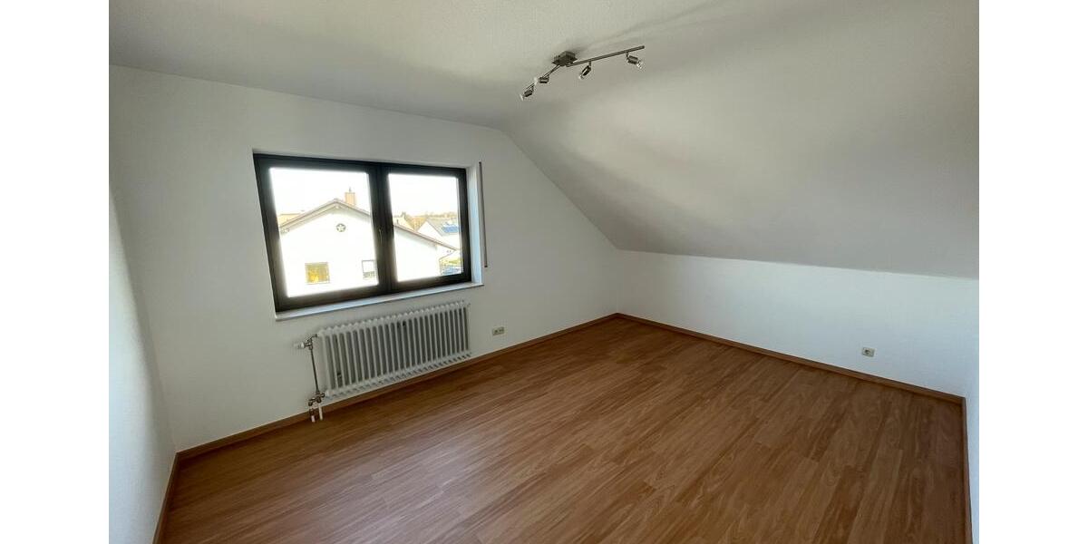 Dachgeschoßwohnung Malsch - 4 Zimmer, 100 m&sup2;, 1.200&euro; | Angebot:25614652