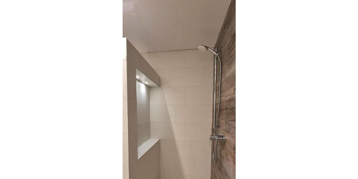 große, frisch renovierte 4-Zimmer Wohnung zu vermieten 5 zimmer